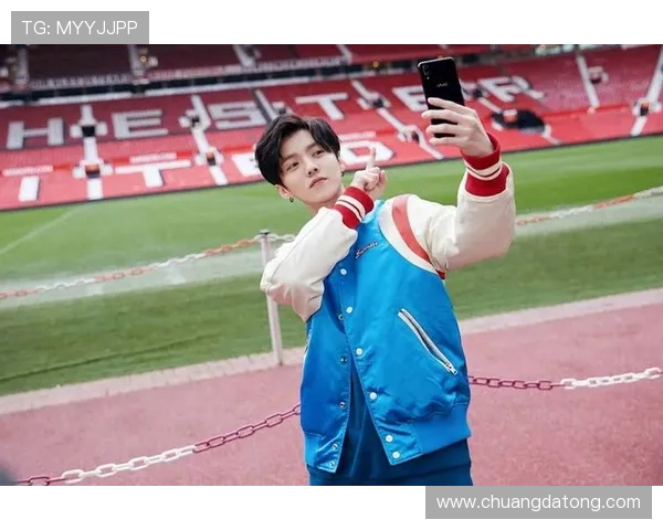 鹿晗 2025 巡演排练现解压新招：花式足球玩转舞台活力(1)